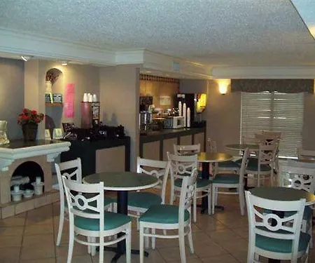 Super 8 By Wyndham Eagle Pass 