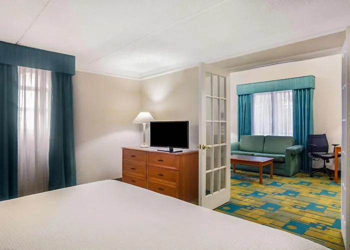 Super 8 By Wyndham Eagle Pass