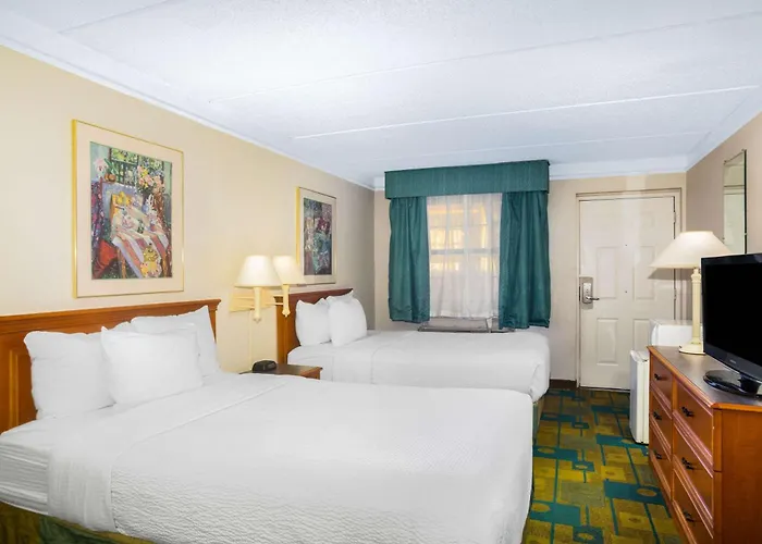 Super 8 By Wyndham Eagle Pass