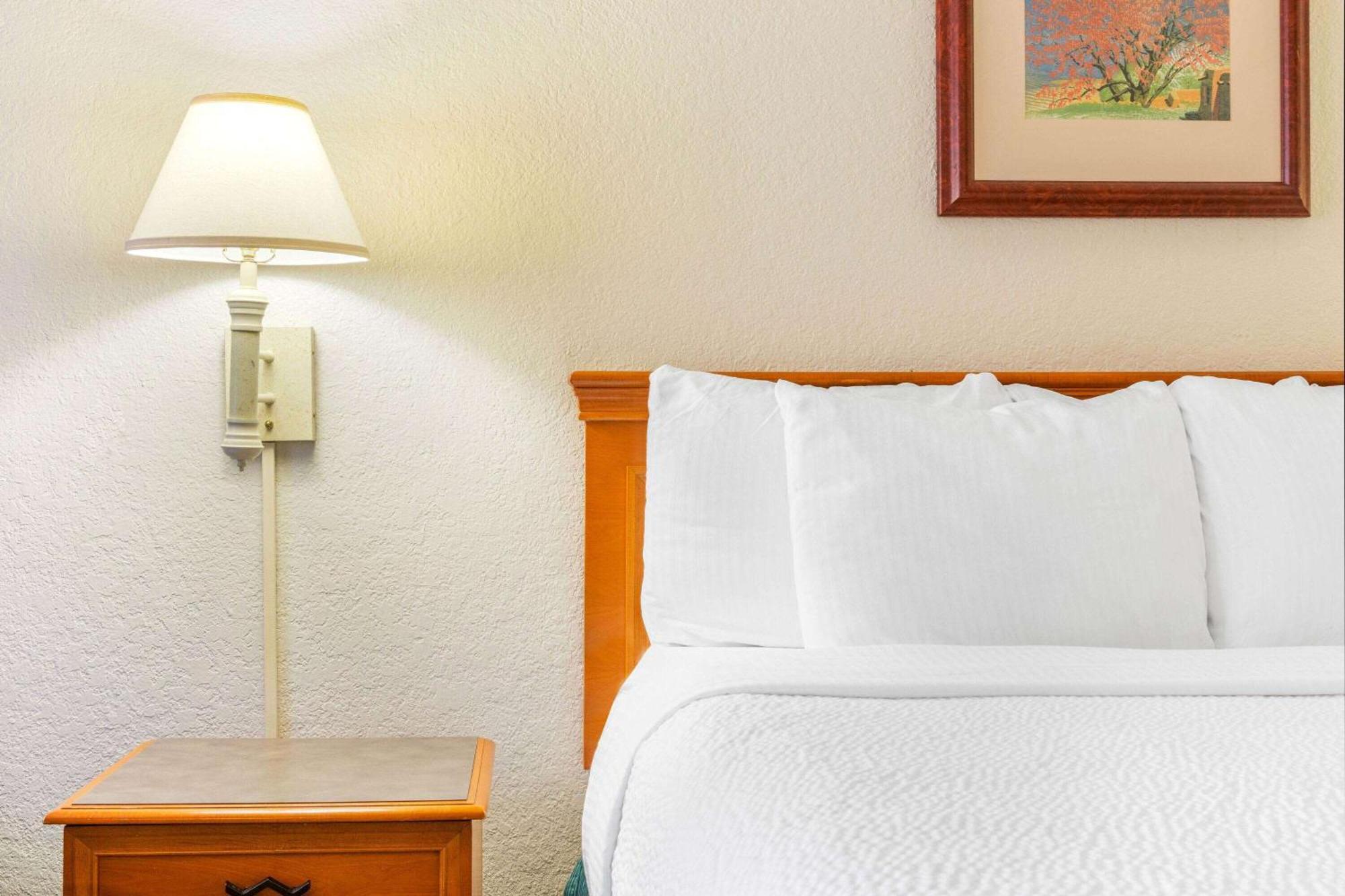 Super 8 By Wyndham Eagle Pass