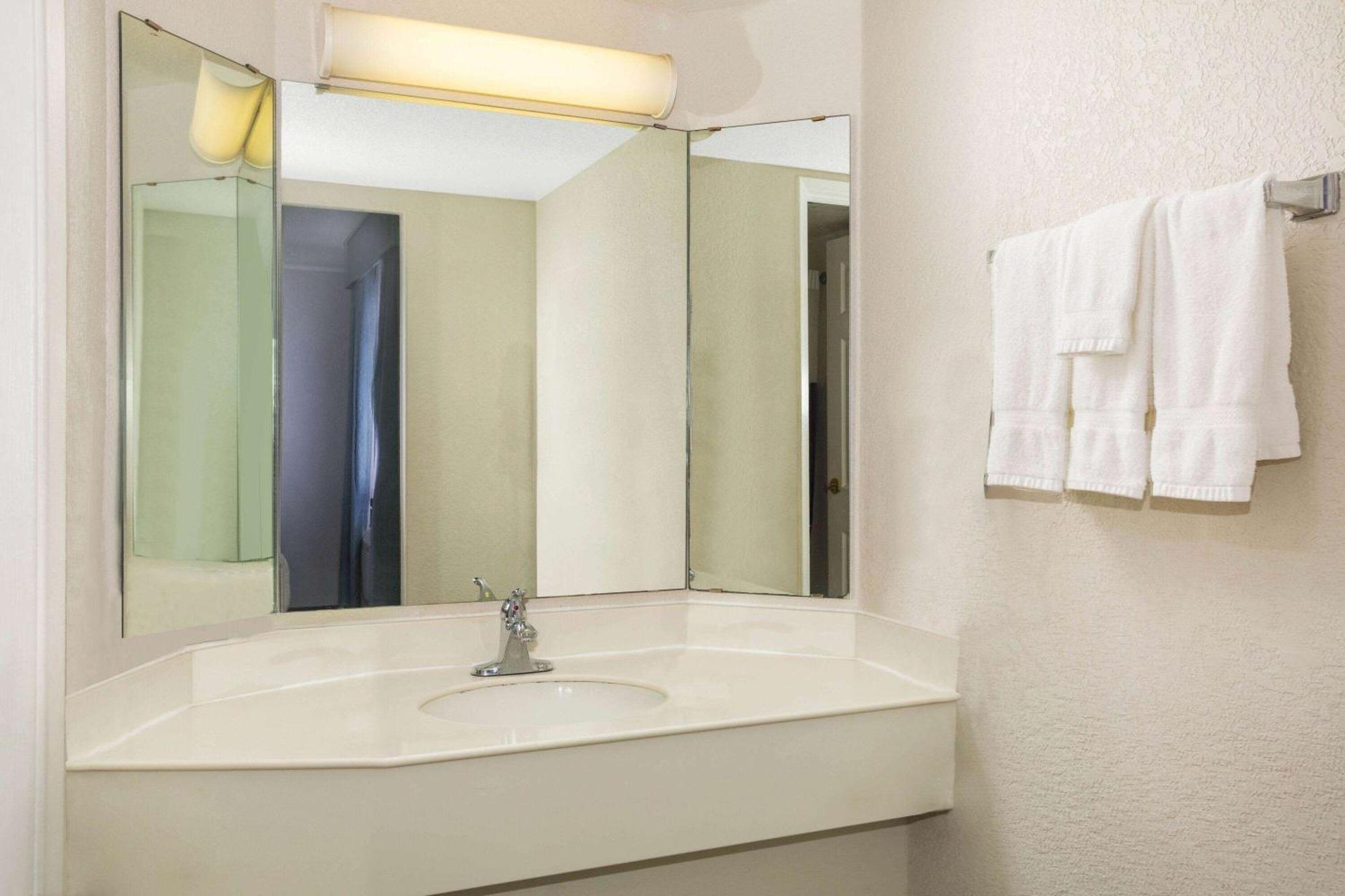 Super 8 By Wyndham Hotel