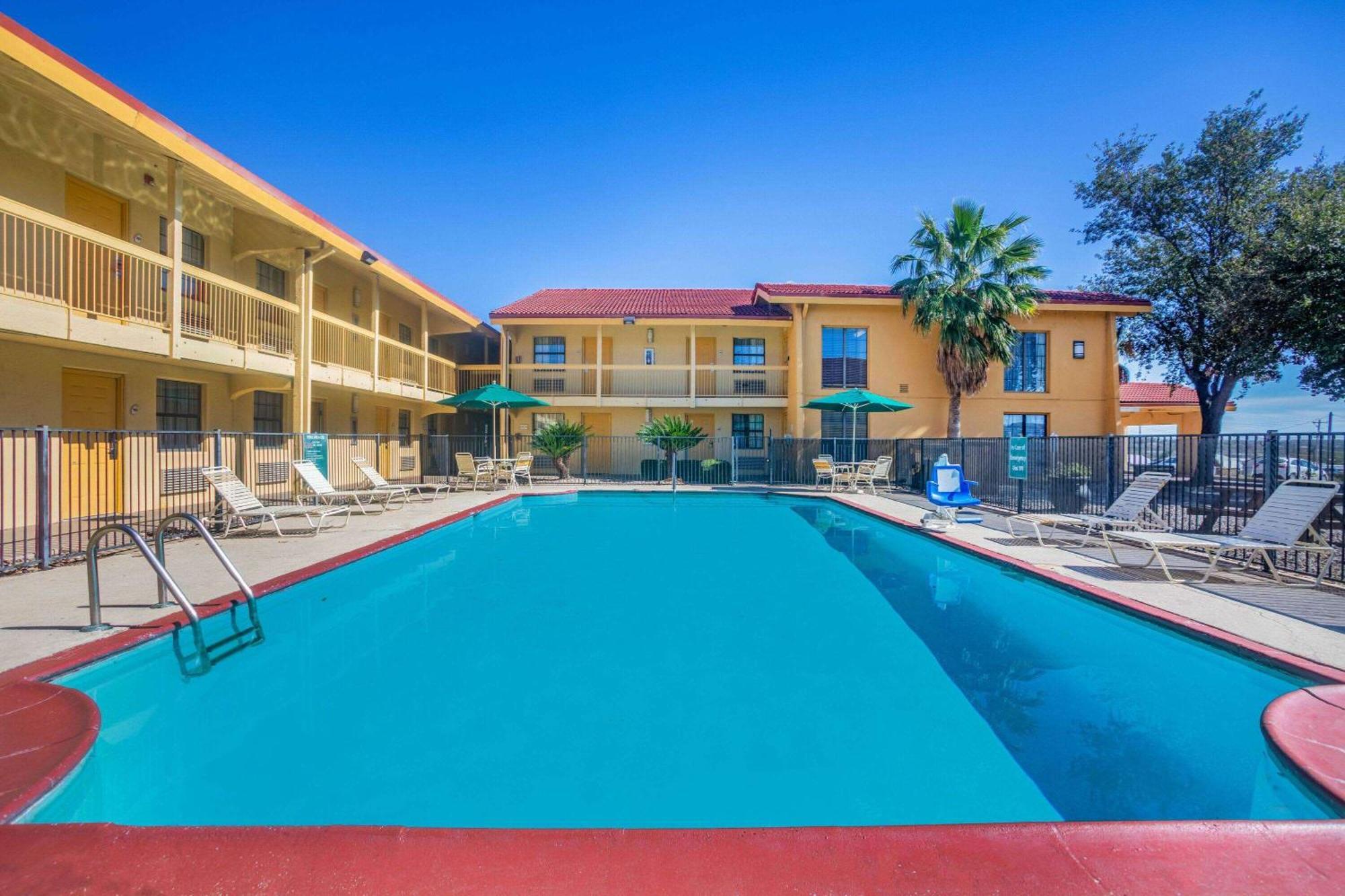 Super 8 By Wyndham 3* Eagle Pass