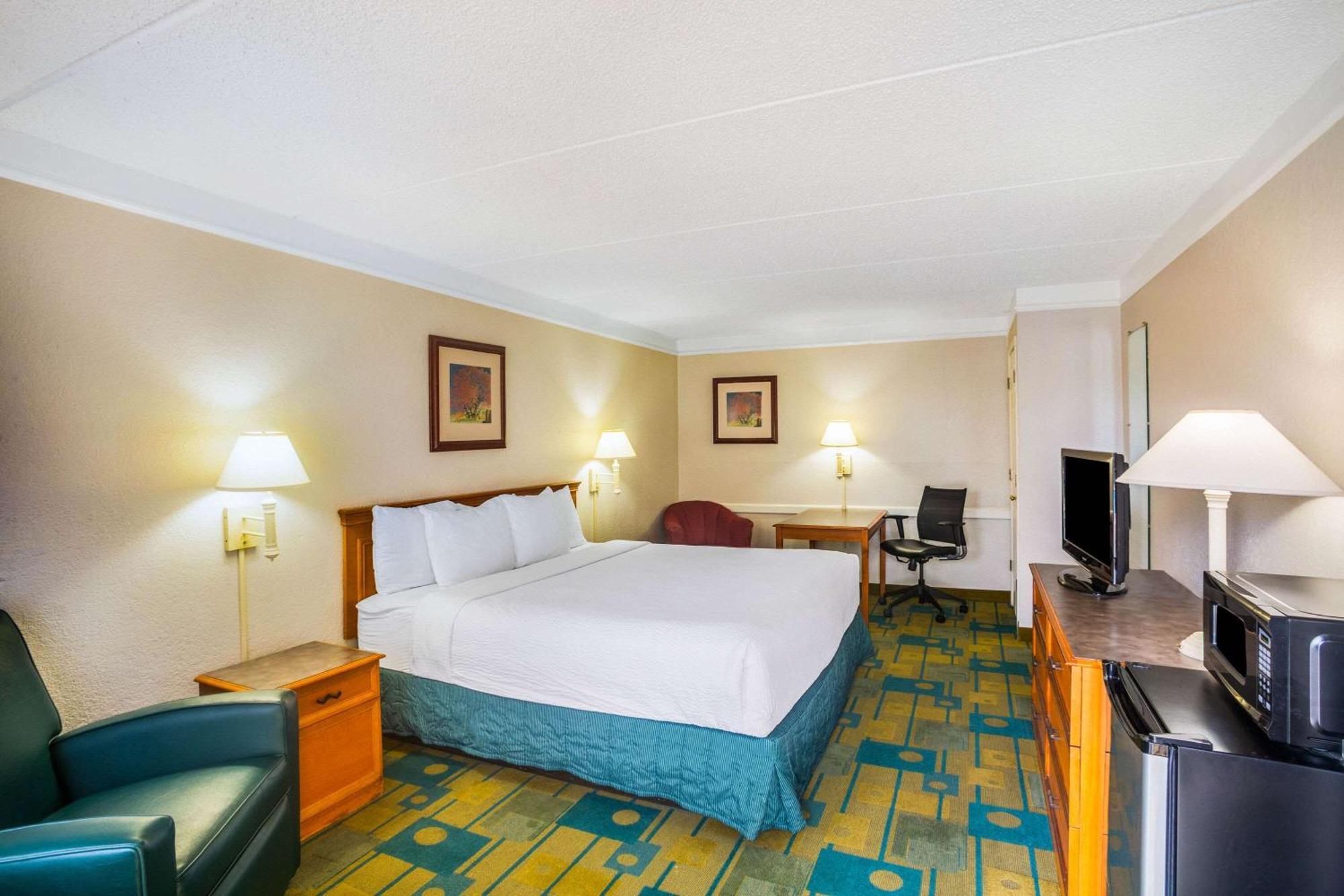 Super 8 By Wyndham Hotel